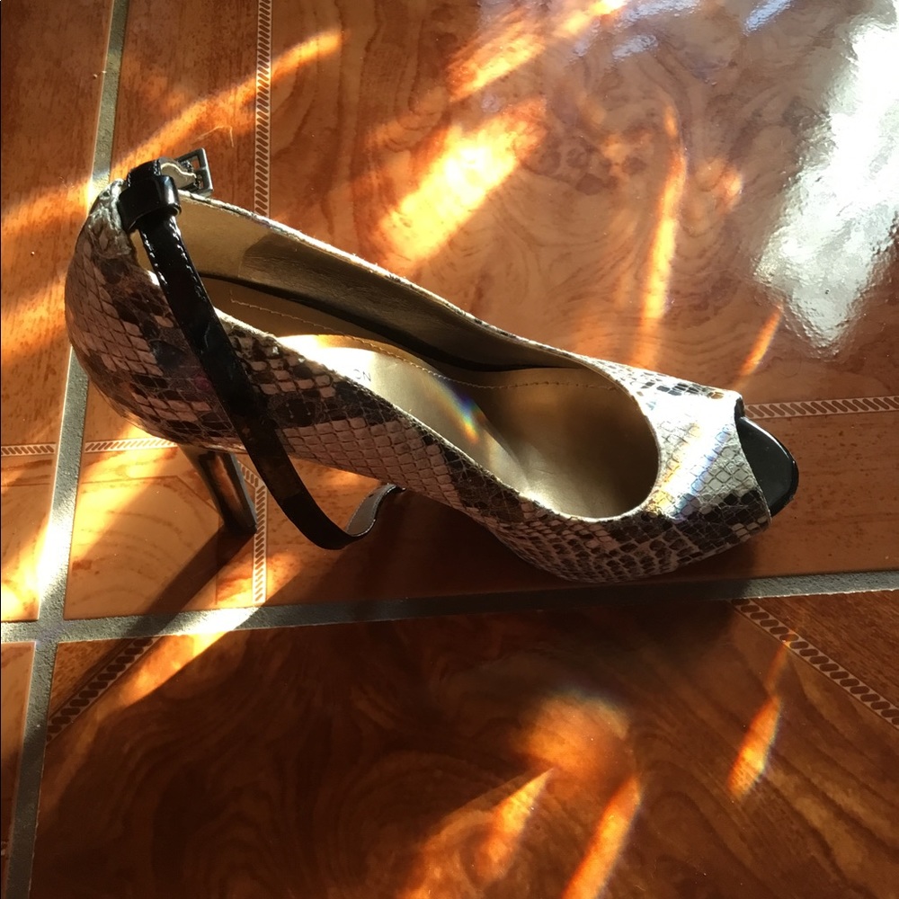 Snake skin BCBG with peep toe